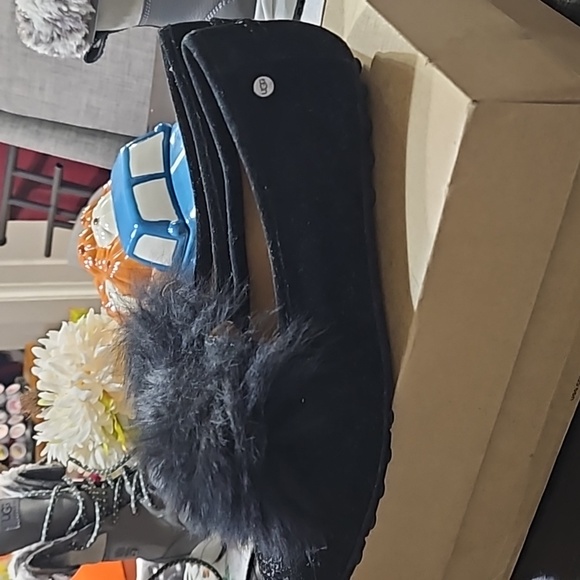 Black ugg slides with pom poms brand new never worn woman size 7 shoe - Picture 2 of 10